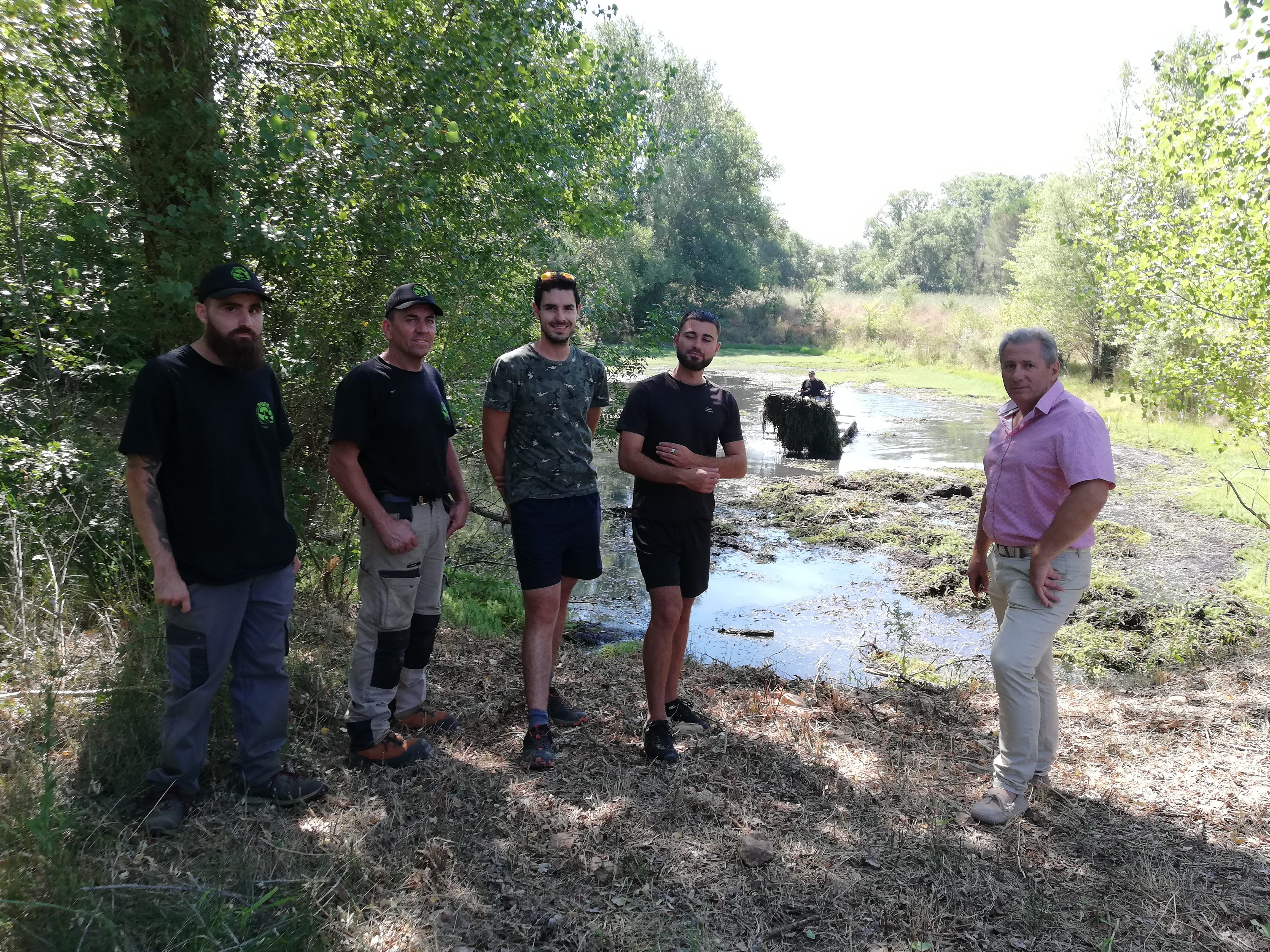 Mr Patrick MARTINELLI (Président du SMBVG) autour des agents de l'entreprise en charge des travaux (SN Provençale Environnement) et des agents du SMBVG